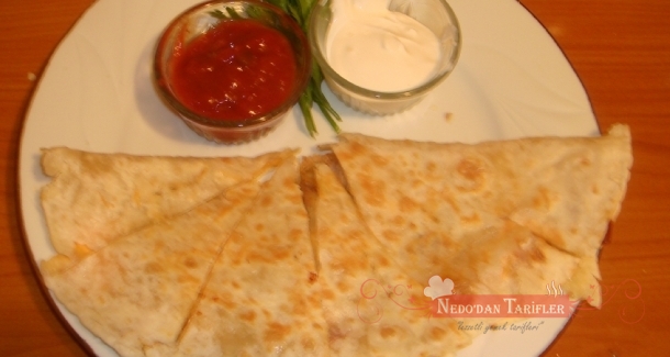 quesadilla, quesadillatarifi, meksika, meksikamutfa,tavukbut, salsa sos, mozzarella peyniri